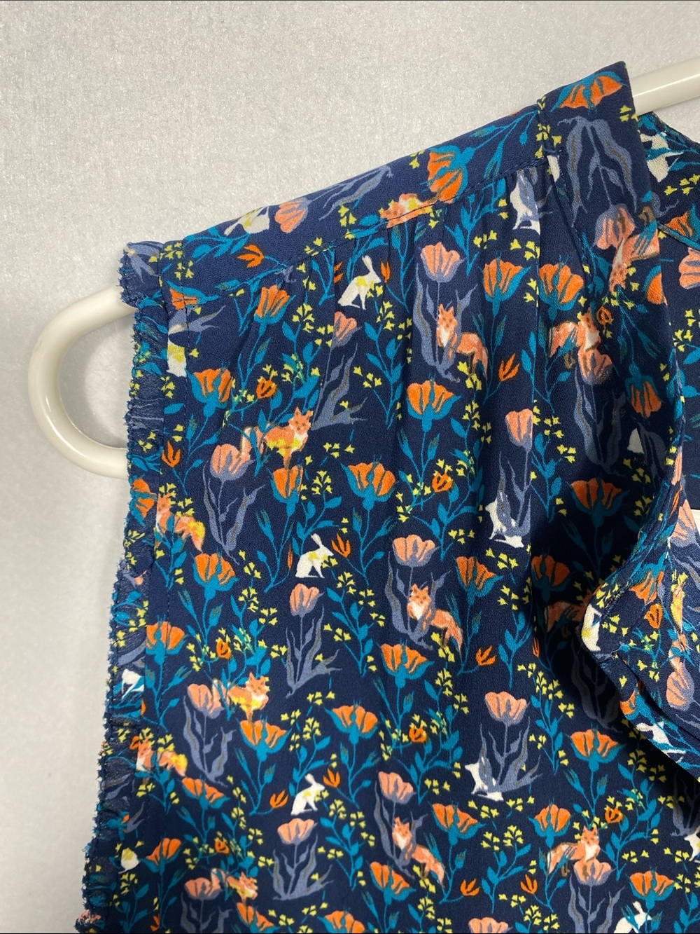 LOFT Navy Floral Sleeveless Blouse Forest scene fox & bunnies size large - Picture 6 of 10